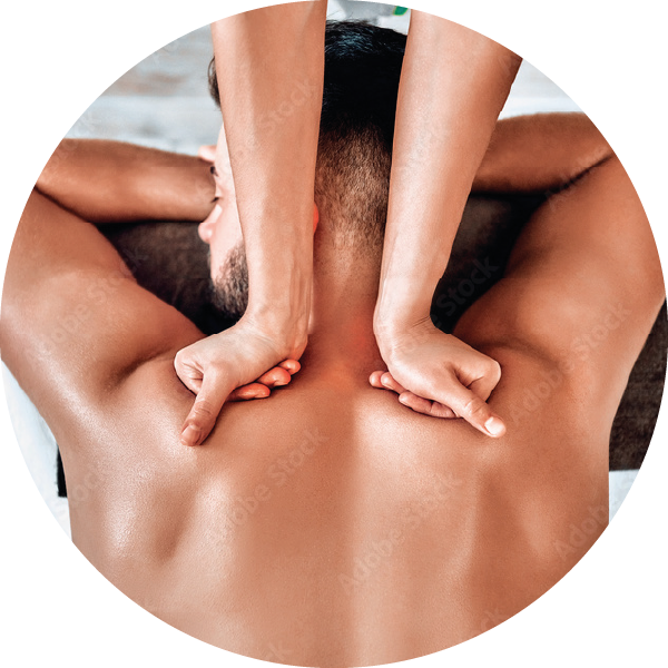 Photo d&#039;un homme recevant un massage du dos